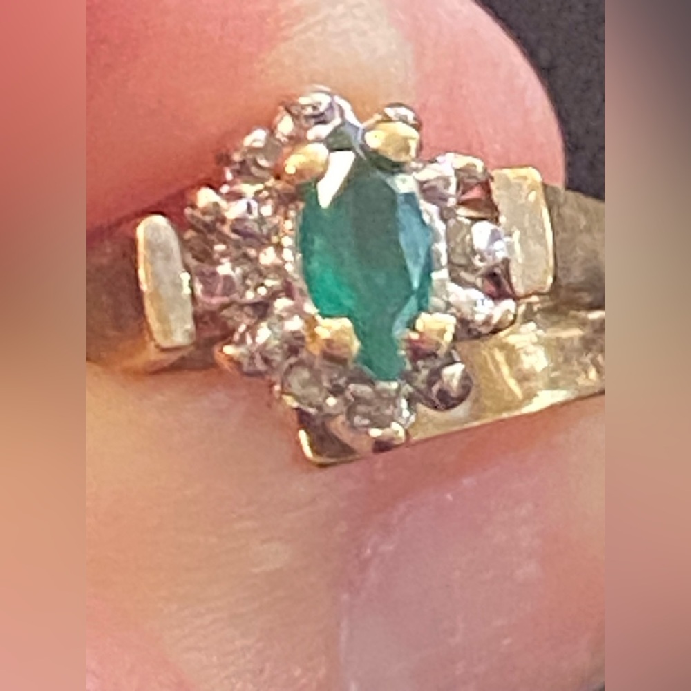 Vintage 10k yellow gold emerald and diamond ring excluded from bundling